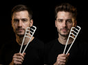 Pieptene HairLift folosit pe păr masculin — volum natural